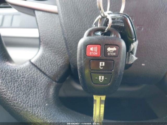 Toyota Camry Le Image 17