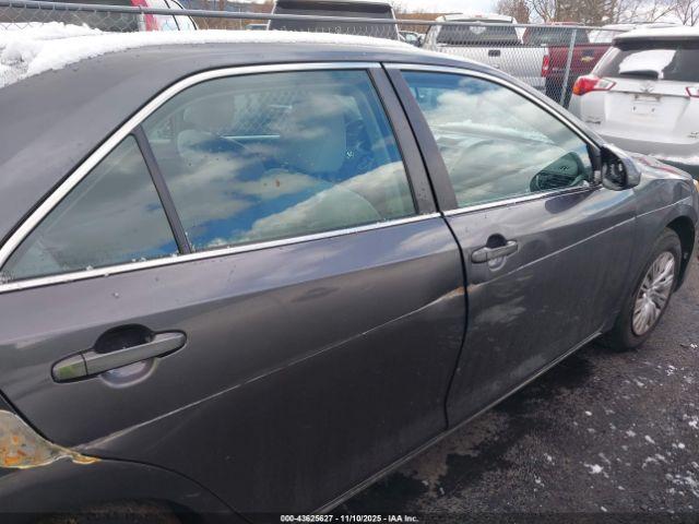 Toyota Camry Le Image 16