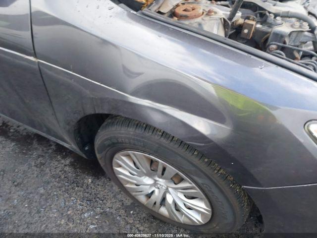 Toyota Camry Le Image 19