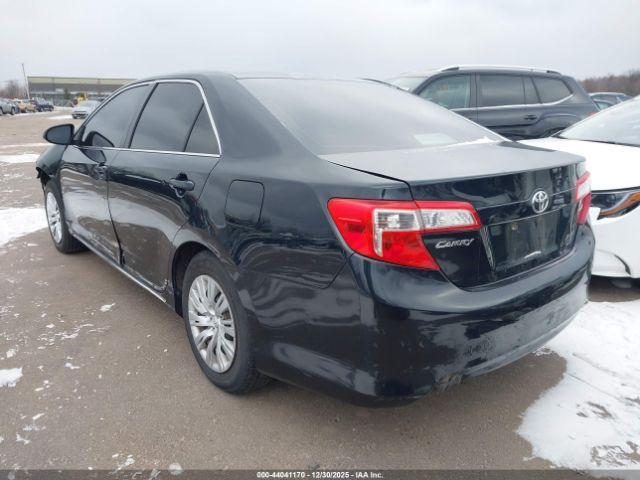 Toyota Camry Le Image 8