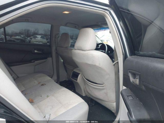 Toyota Camry Le Image 11