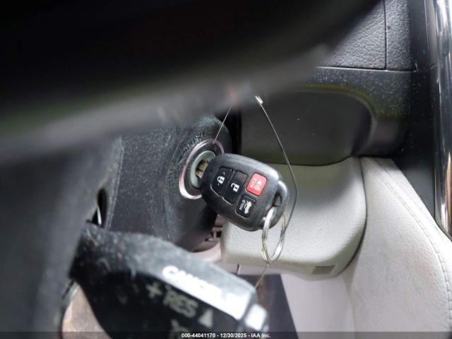 Toyota Camry Le Image 2