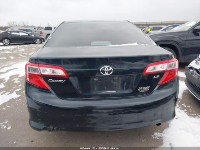 Toyota Camry Le Image 4