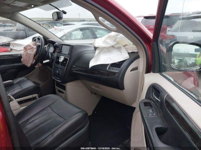 Chrysler Town & Country Touring Image 7