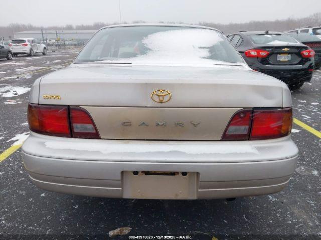 Toyota Camry Image 16
