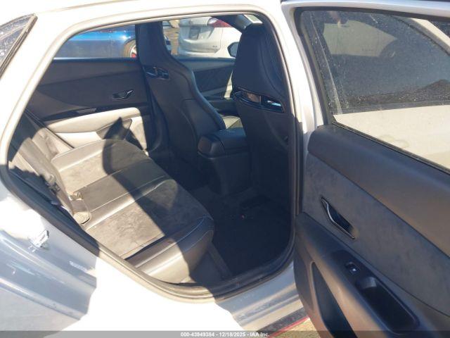 Hyundai ELANTRA Image 11