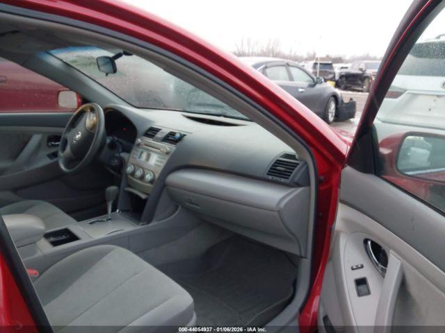 Toyota Camry Le Image 5