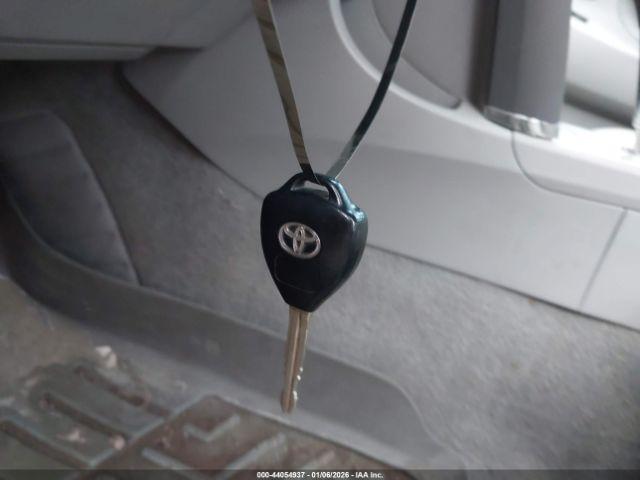 Toyota Camry Le Image 11